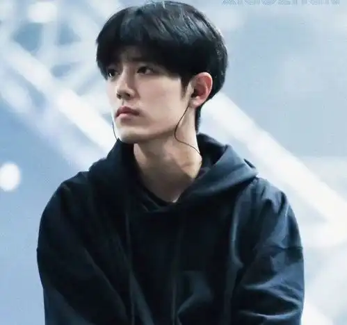 肖战拍戏低调不易,代拍怼脸全身紧包,恐怕又要一件衣服穿到杀青
