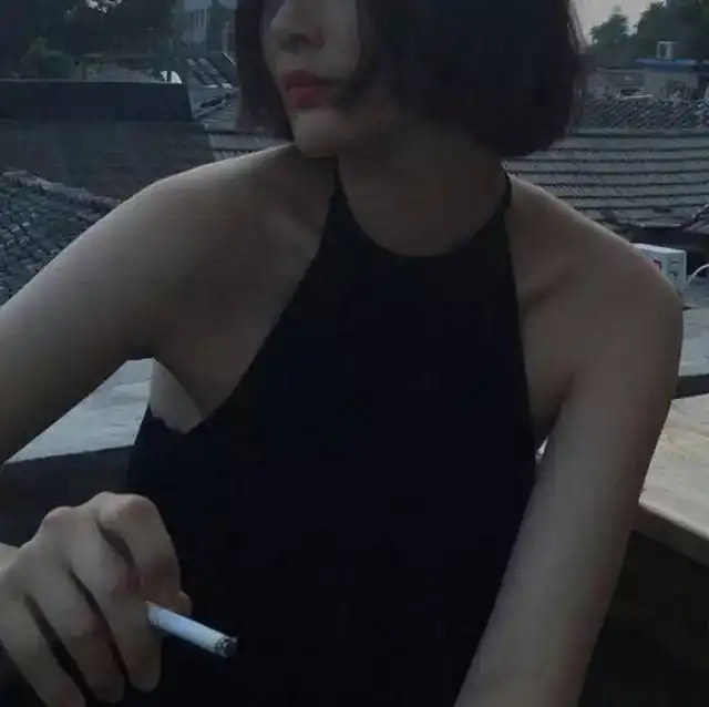 抽烟男女头
