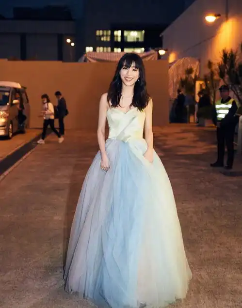 张静初美得太低调,一袭白裙清新甜美走机场,40岁依然还有少女感
