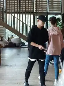 胡先煦公布恋情后易烊千玺单人食堂吃饭,网友完全是单身狗的我
