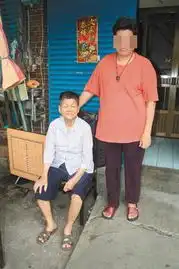 台湾一位92岁阿嬷爱串门智障邻妇帮推轮椅
