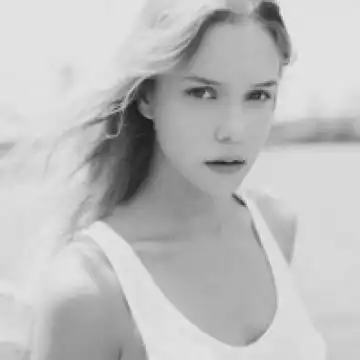 黑白欧美女头旧的东西不要碰一碰它就破一破你就痛
