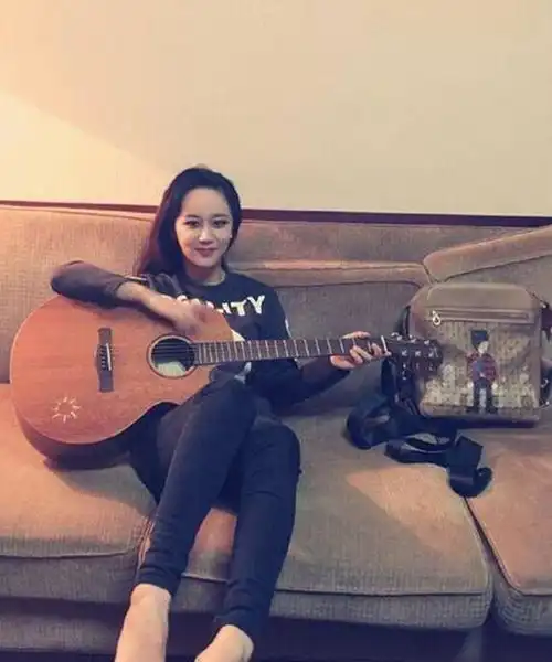 当红明星杨紫弹吉他照片曝光,大家的注意力却在她脚上,网友旺夫相
