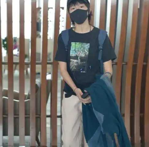 马思纯窦靖童相约现身机场今日搭配打扮给了网友一个惊喜
