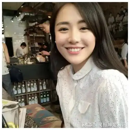 36岁马思纯换长发了穿条纹短袖少女气十足,颜值回归巅峰
