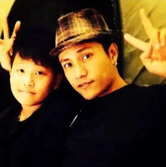 是父子还是兄弟
