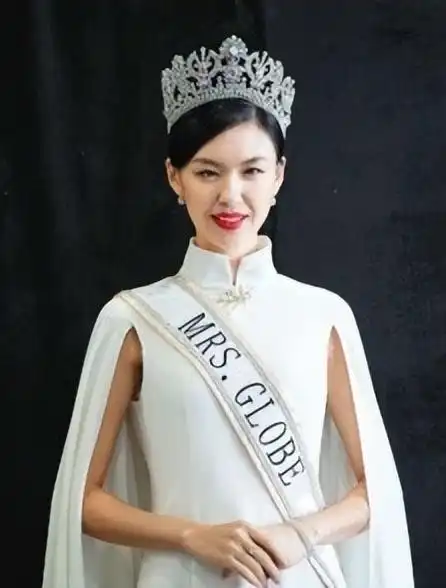 44岁沈阳美女,中国首位盲人模特,生两个儿子,丈夫扶着她走秀

