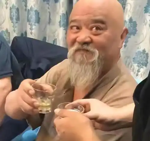 不管医嘱,每天抽2包烟,每天喝8两白酒的演员李琦是什么情况
