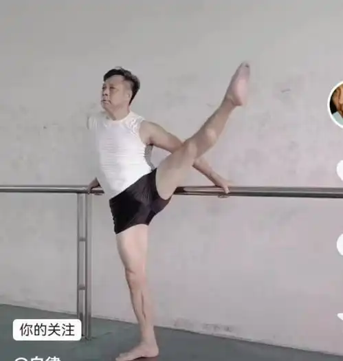 胡明轩父亲大秀健身照,身材健硕却面容苍老,50岁妻子肤白貌美
