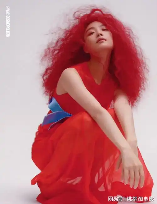 倪妮时尚cosmo银十封面大片,大胆挑战红发造型
