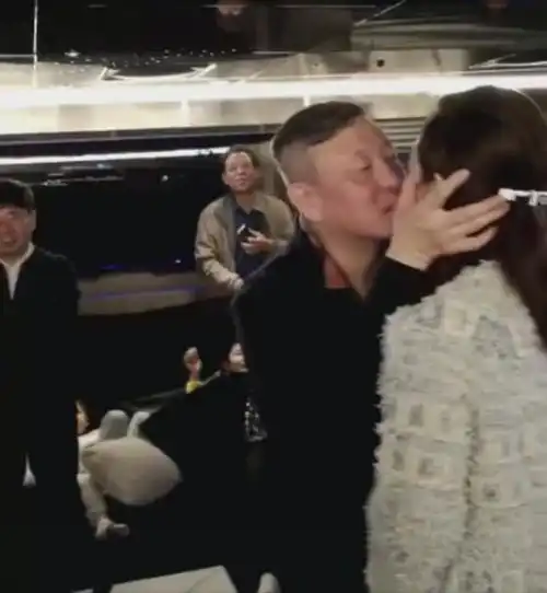 韩磊真爱他妻子,与小16岁娇妻拥吻,穿得低调却很抢镜,真幸福
