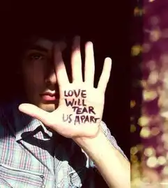 爱情就是这样的让人心疼但却幸福
