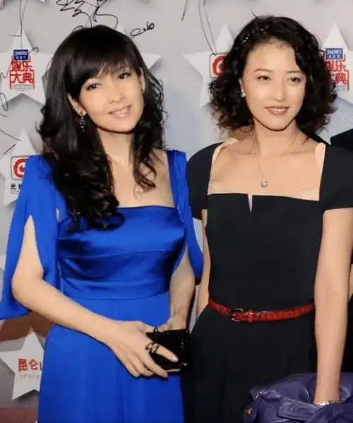 当周海媚和周慧敏同框,终于明白女人50岁后,为什么胖点更贵气
