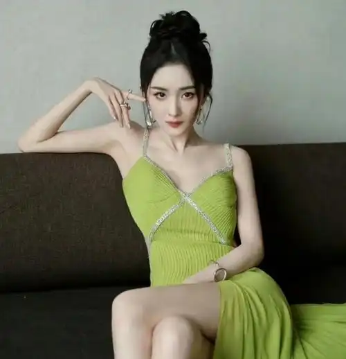 杨幂脸崩了因为抿嘴式演技被质疑,疑似整牙后遗症
