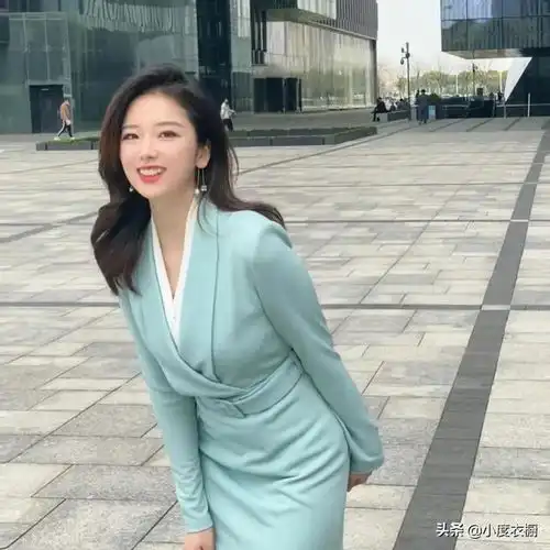 这件薄荷绿裹身裙完全实现了,通勤上镜显白显瘦的所有愿望
