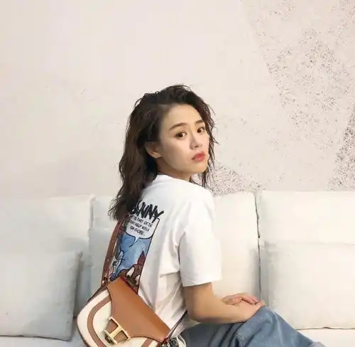 马思纯微博晒近照,一头卷发搭配白色t恤,瘦身之后更显魅力
