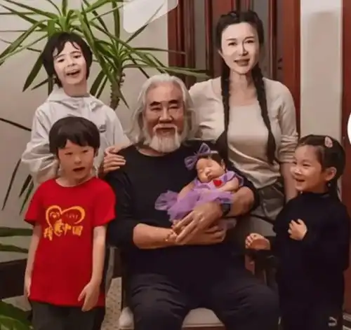 74岁王石带娃成女儿奴,满脸卡通贴,田朴珺心疼亲自揭,太温馨了
