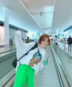 该穿卫衣了这样穿时髦炸了
