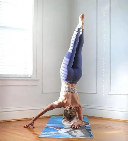 瑜伽面前年龄只是数字,她年近50岁依旧活出少女感
