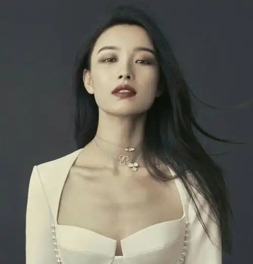 50多岁的女人,不管白发还是黑发,少整这3种发型,显老没气质
