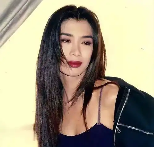 她是香港艳后,前任出轨,拒当成龙情妇,如今60岁单身的她怎样了
