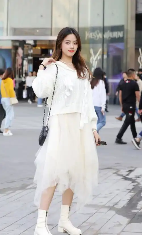 时尚街区的美女,用白色短靴搭配秋冬装,展现气质美
