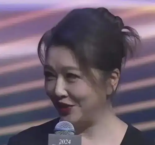 江珊换发型堪比换头蓝发挑染显白又显嫩,56岁比26岁还要美
