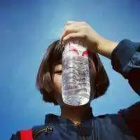 求女生是短发的情侣头像,一对的
