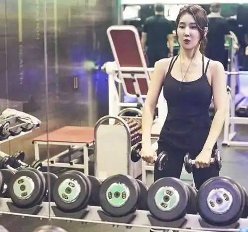 女人40豆腐渣51岁韩国最美牙医,与女儿合影被误认为是姐妹
