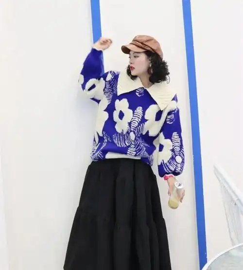 有品位的女人都放弃驼色了,今年大火的克莱因蓝,显白更高级
