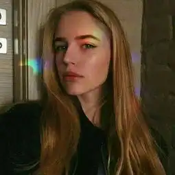 酷酷的欧美女生微信头像
