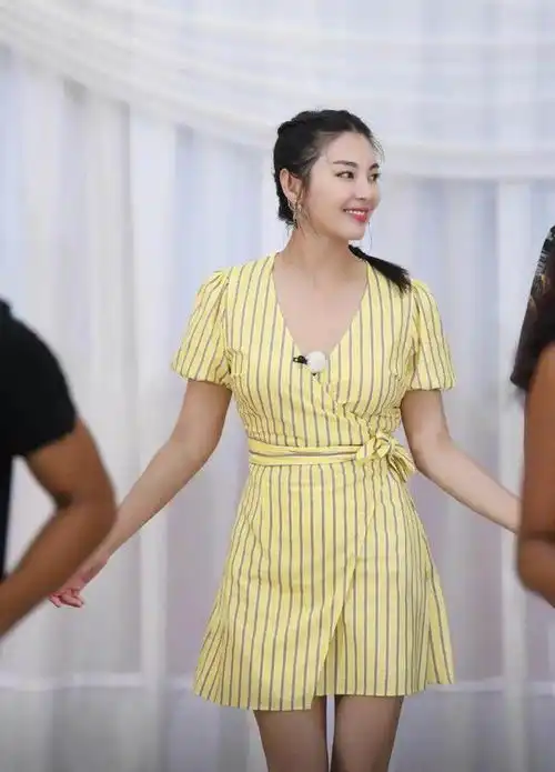 张雨绮真是努力往年轻了打扮,穿条纹二分裙,洋气又显新潮
