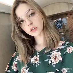 最近这个俄罗斯小姐姐很火据说有一双自带美瞳的双眼

