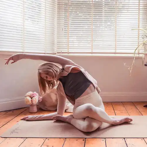 古力娜扎在五一晚会大放光彩,穿抹胸长裙仙气飘飘,身材太完美了
