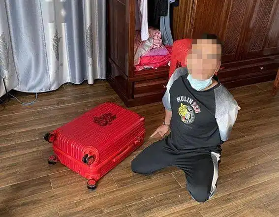 丑死人一男子竟然混进婚房,偷偷摸摸干这事
