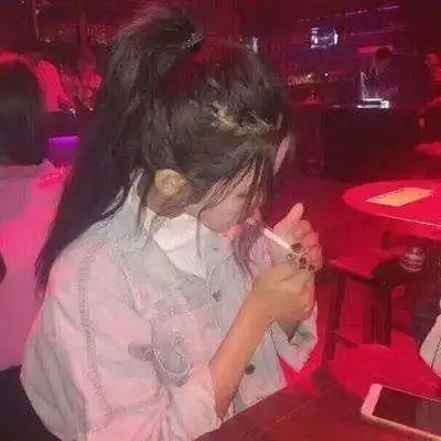 女生抽烟头像霸气社会女头像霸气十足抽烟系列
