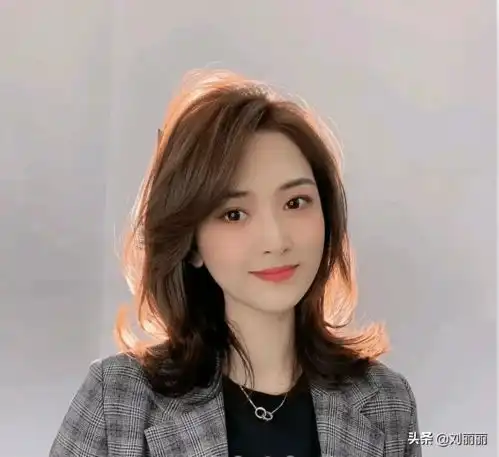30岁40岁50岁女性,发型这样剪,时尚精致显年轻
