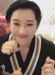 许晴生日直播卸妆,她素颜和化妆差距好大,还长了又红又大两颗痘
