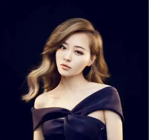 28岁晶女郎近况曝光为前男友还736万债务,穷到账户仅几百元
