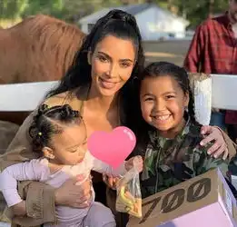 金卡戴珊全家街头卖鞋,金姐扎高马尾宛若芭比,5岁女儿比妈妈美
