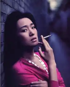 巩俐一个不傲不娇的女人,章子怡怎么可以和她相提并论
