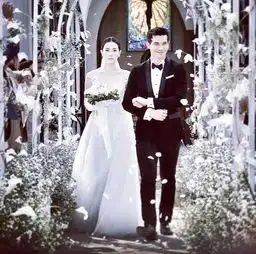 豪宅堪比皇宫的富二代,居然爱上卖花少女
