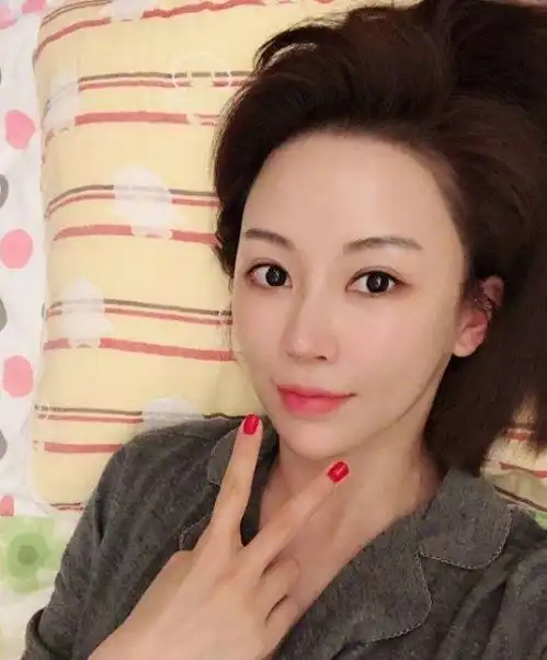 38岁潘晓婷至今单身,看她晒出的睡衣照,网友换你你敢娶吗
