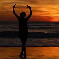 微信头像背影凄凉黑白男女黑白伤感一个人背影头像
