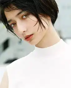 偷偷告诉你,现在最时髦的人都是穿半高领的
