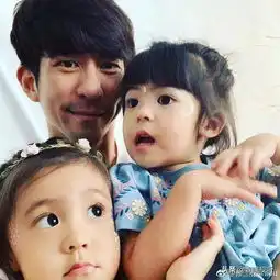 咘咘波妞姐妹花近照,贾静雯黑起女儿来毫不手软啊
