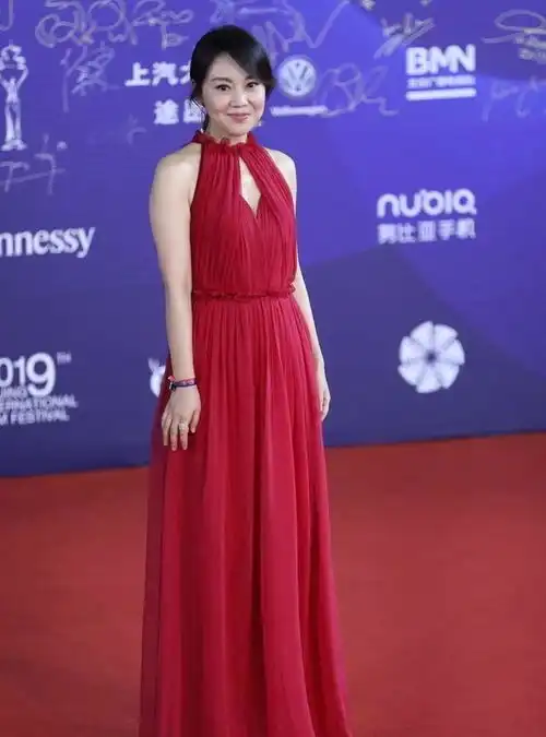 闫妮终于性感一次,红色露肩挂脖裙中间镂空,侧看锁骨能养鱼
