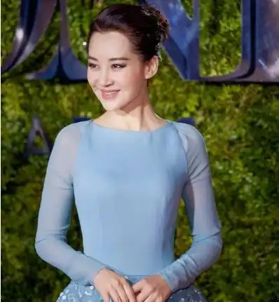 想像许晴一样,女人味满满夏季少穿裤装,get这些裙子很关键
