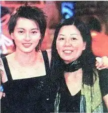 李冰冰晒全家福与妹妹李雪九分似明星罕见全家福

