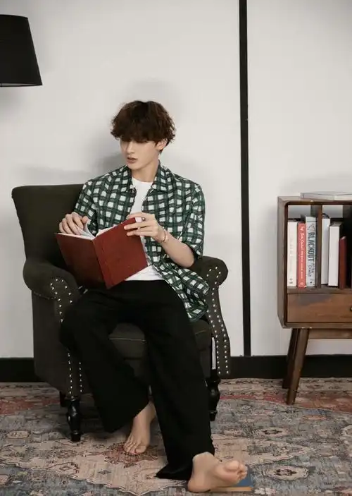 男明星的茶艺照也很精彩,井柏然刘昊然吴磊,谁更有内味
